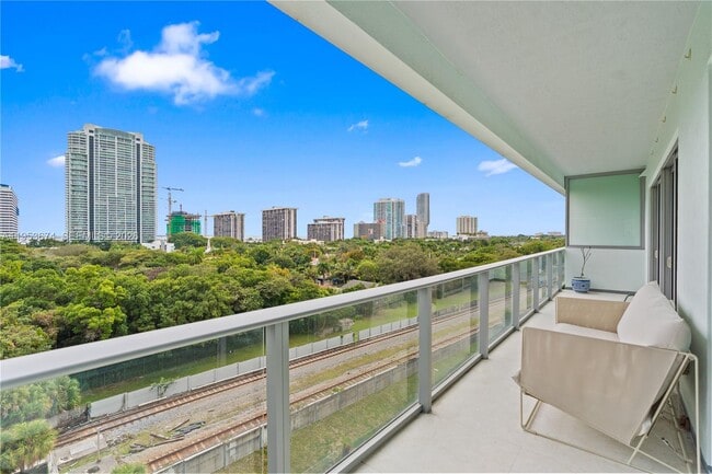 Building Photo - 1600 SW 1st Ave