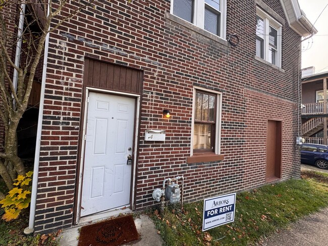 Building Photo - Beautifully Updated 2 Bedroom in Penn-Traf...