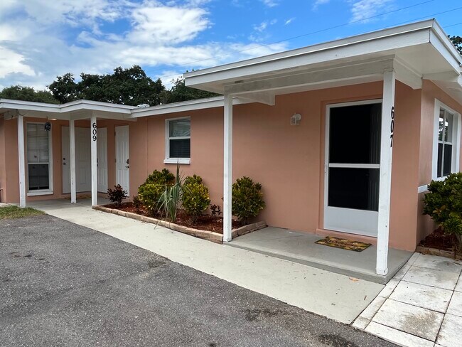 Building Photo - 607 Lyndhurst St