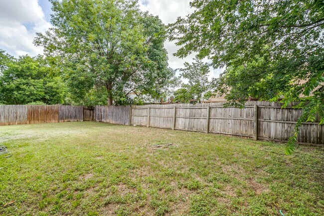 Building Photo - Spacious 4 Bed, 2 Bath Home in SW Fort Worth Ready for New Tenants- 76133