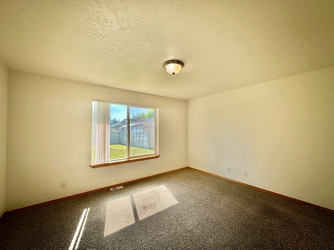 Building Photo - 3 bedroom home with expansive fenced backy...
