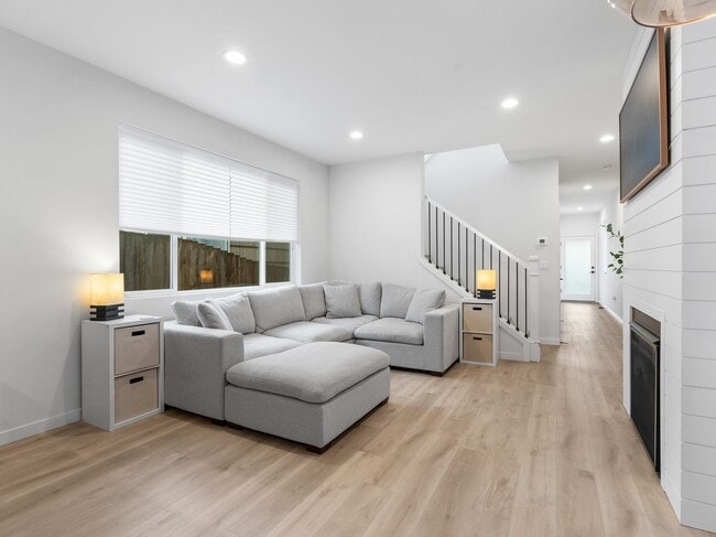 Building Photo - Light-Filled w/ Modern Finishes - 3?Bed / ...