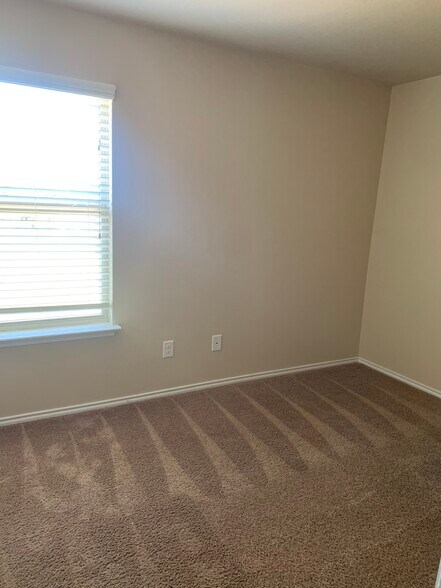 Building Photo - 935 Brookview Dr