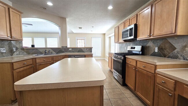 Building Photo - 2014 Pinecreek Pass Ln