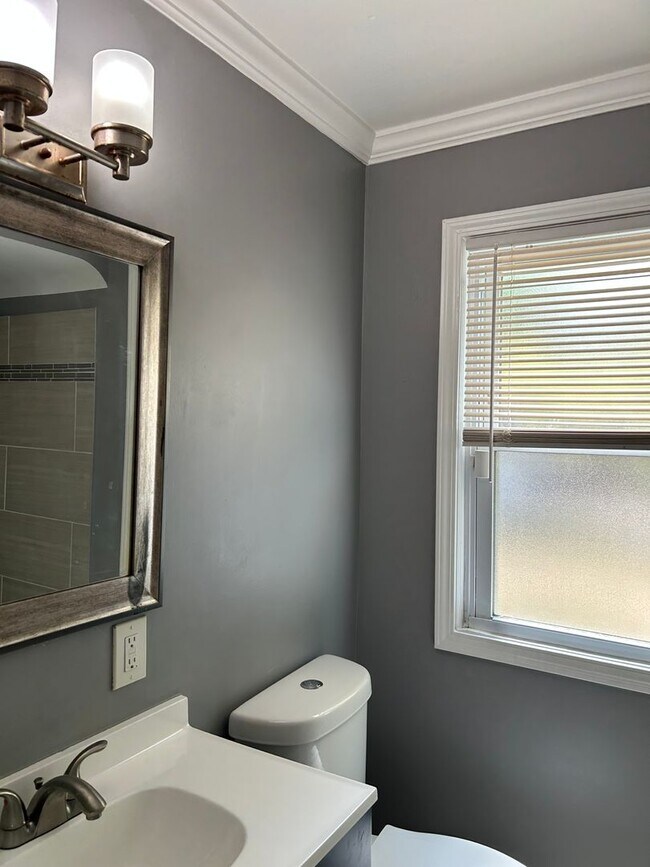 Building Photo - Spacious 3-Bedroom, 2-Bath House in South Euclid
