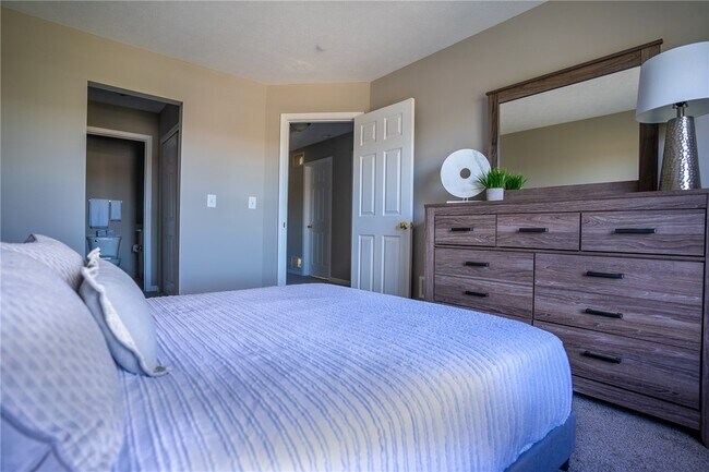 Building Photo - 749 Royal Sunset Dr