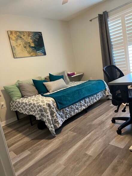 Building Photo - 244 Whispering Oaks Way