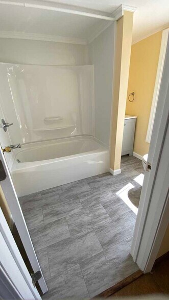 Building Photo - 6 Hill Ave