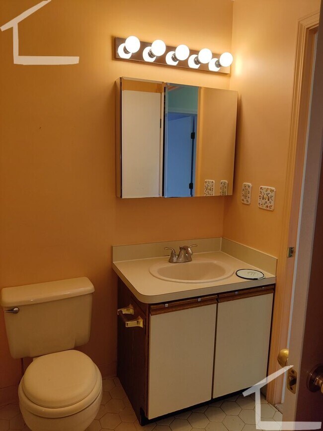 Building Photo - Great Condo-Style 2.5 bedroom Available Feb 1, 2026