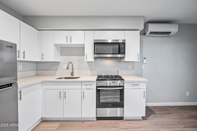 Building Photo - 3025 N 32nd St