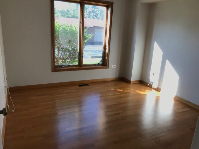 Building Photo - 9941 Treetop Dr