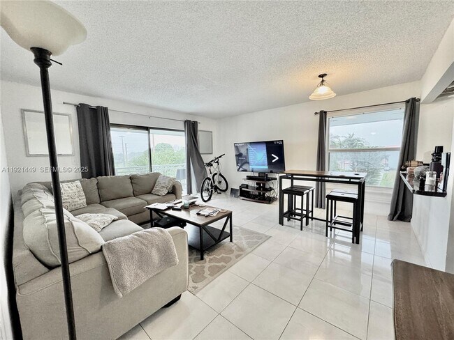 Building Photo - 505 S Pine Island Rd