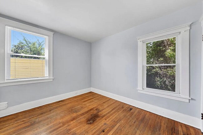 Building Photo - 238 Crestwood Ave