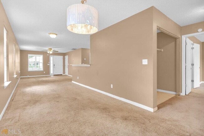 Building Photo - Charming 3 bedroom 2 bath Ranch style home...