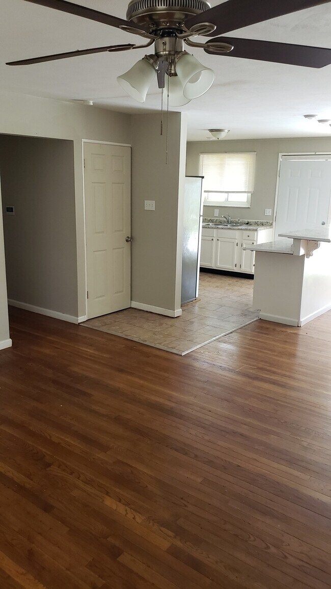 Building Photo - 10418 Monarch Dr Saint Louis, MO 63136