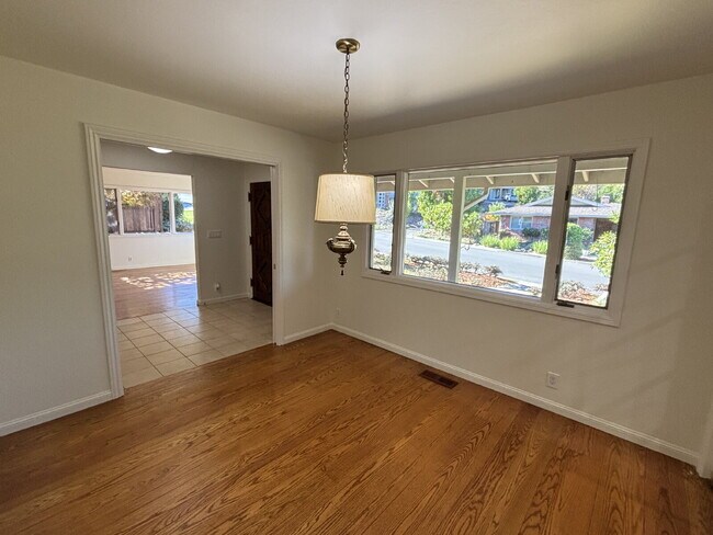 Building Photo - 485 Butterfield Pl