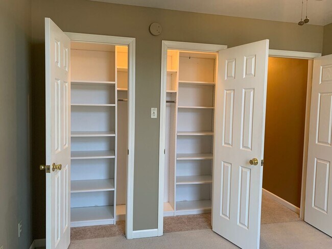 Building Photo - 1037 S Hills Dr