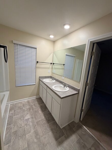 Shared bathroom with double sinks - 168 Hampton Cir