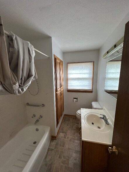 Building Photo - 9418 Meredith Ave