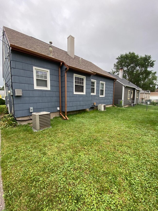 Building Photo - Cute 3 bedroom 1 1/2 bath house in Davenport