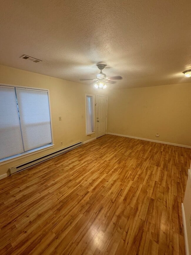 Building Photo - 3000 Broadway