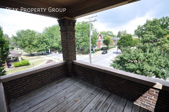 Building Photo - Available Fall 2025! 3 bedroom apartment l...