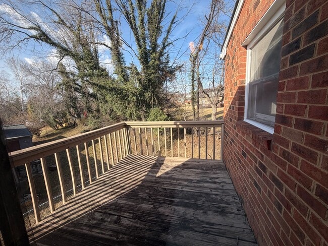 Building Photo - North Roanoke County Duplex!