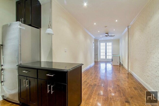 Building Photo - 635 E 6th St