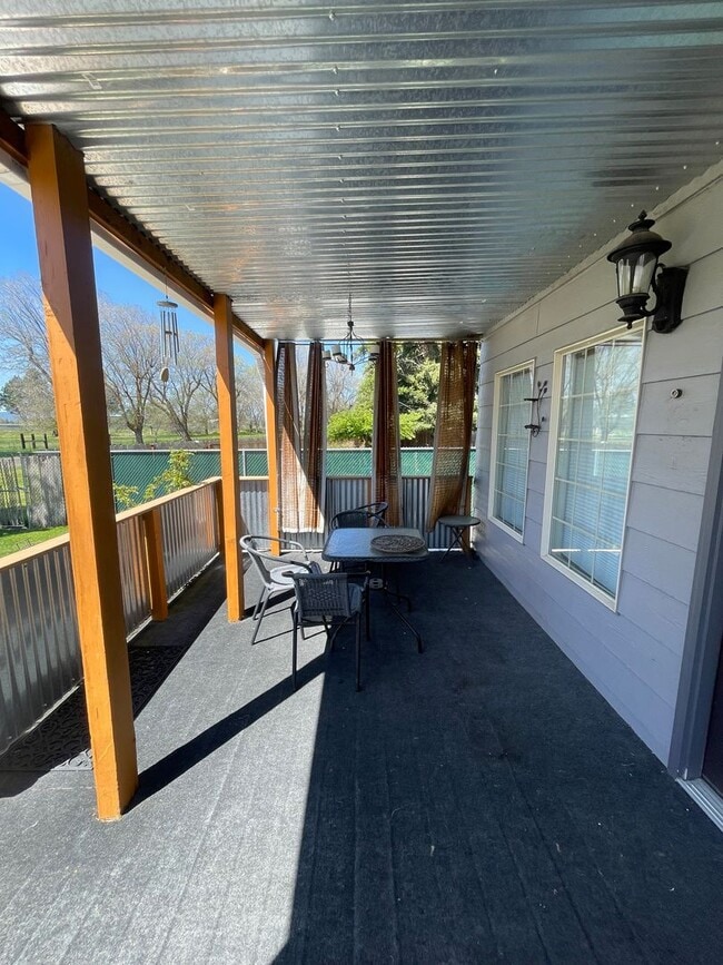 Building Photo - Perfect for a traveling nurse or other professional!  High end fully furnished 1bdrm, 1.5 bath un...