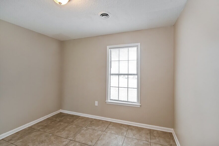 Building Photo - 5100 Barkshire Dr