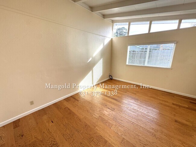 Building Photo - Beautiful 3-Bed, 2 Bath Mission Fields Home in Carmel-by-the-Sea with Modern Kitchen and Hardwood...