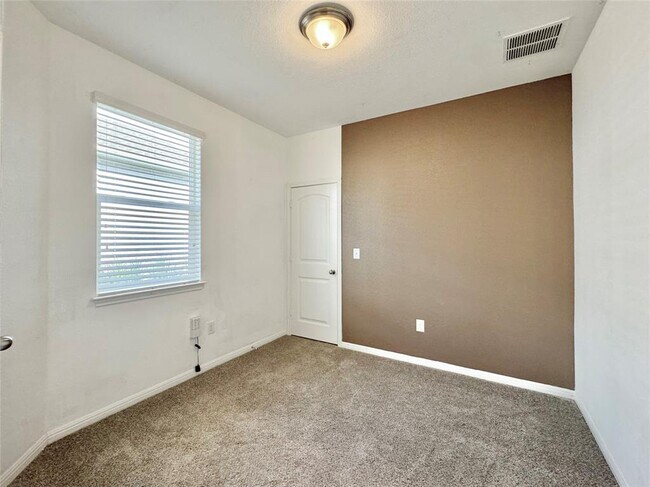 Building Photo - 1701 Logan Dr