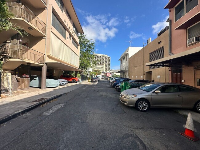 Building Photo - Newly Renovated Studio Apartment in the Heart of Waikiki!!!