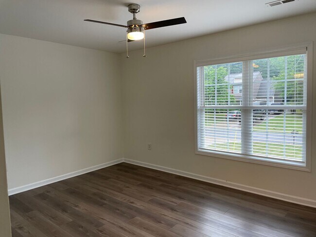 Building Photo - Two Bedroom Townhouse with Bonus Room in Sherrills Ford!