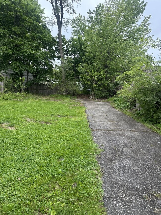 Building Photo - 12909 Benwood Ave