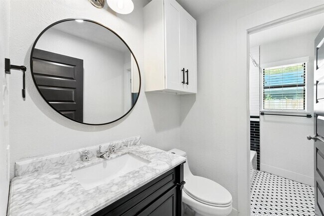 Building Photo - 6906 Twin Crest Dr