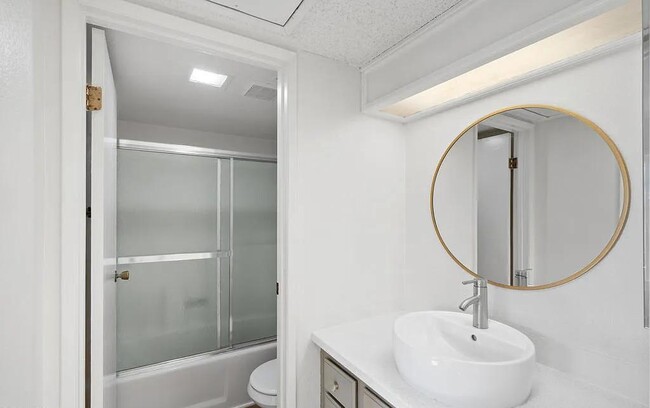 Building Photo - 137 N Oak Knoll Ave