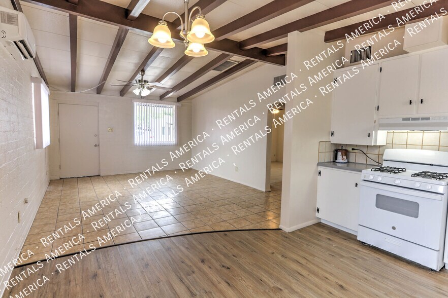 Building Photo - 3040 N Sparkman Blvd