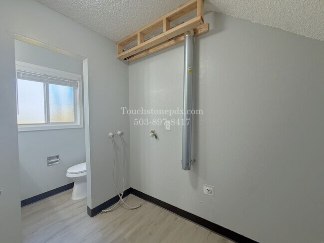 Building Photo - Bright East Portland 3 Bed Apartment Home with Two-Level Layout and Assigned Parking