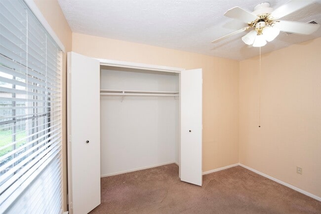 Building Photo - 4843 Beechaven St