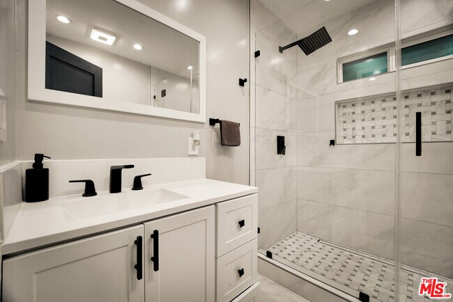 Building Photo - 12827 Sylvan St