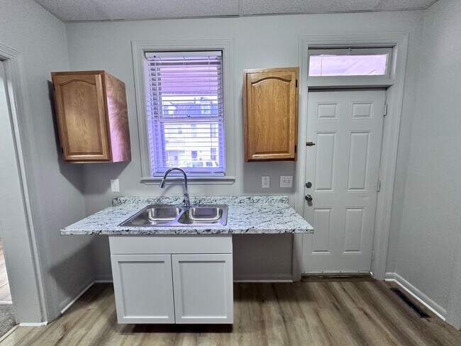 Building Photo - 201 E Cottage Pl