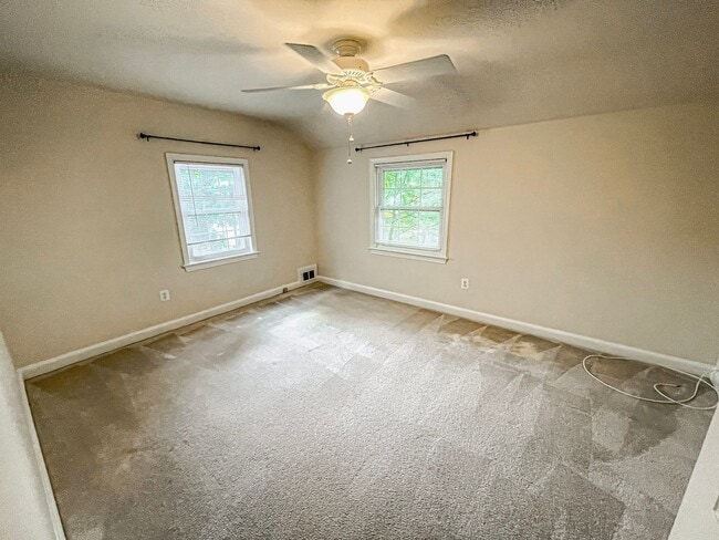 Building Photo - Classic 3 Bedroom 1.5 Bathroom Colonial In...
