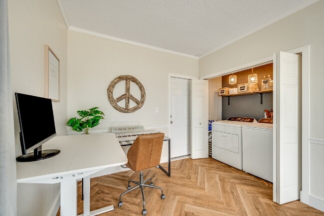Building Photo - Gorgeous Riverfront 3/2 with dock!!