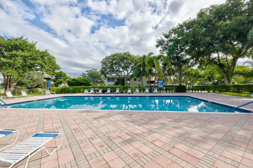 Building Photo - 2851 S Palm Aire Dr