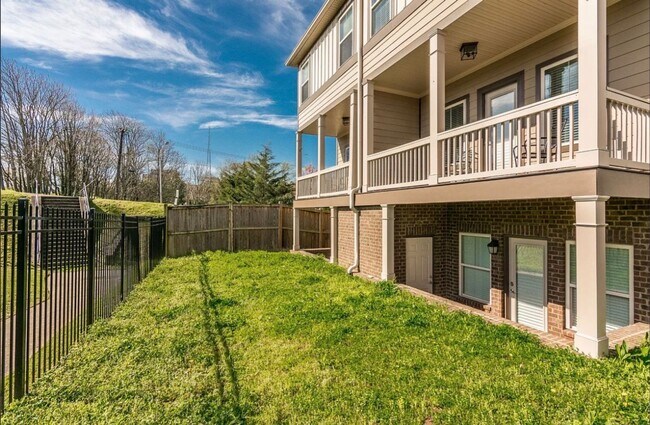 Building Photo - Belmont / Vanderbilt University Condo!!