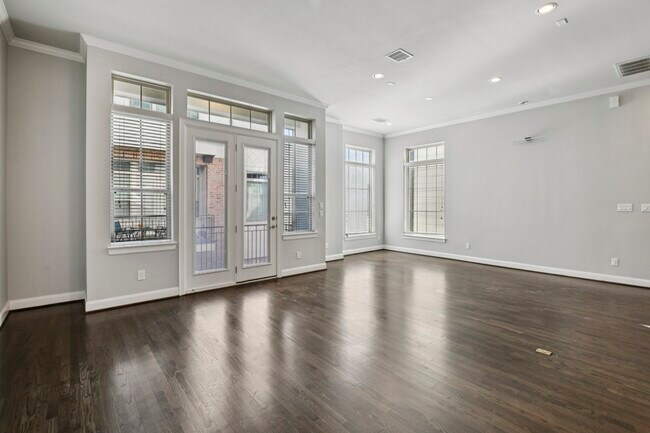 Building Photo - 1040 W 26th St