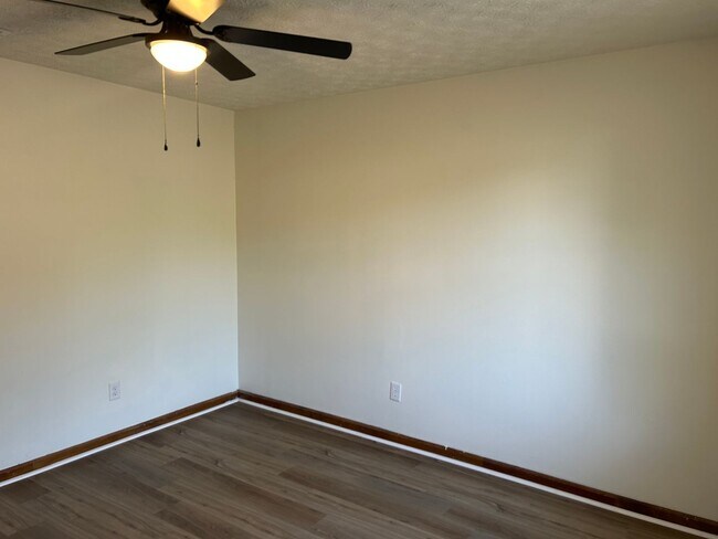 Building Photo - 120/122 Deer Creek Dr