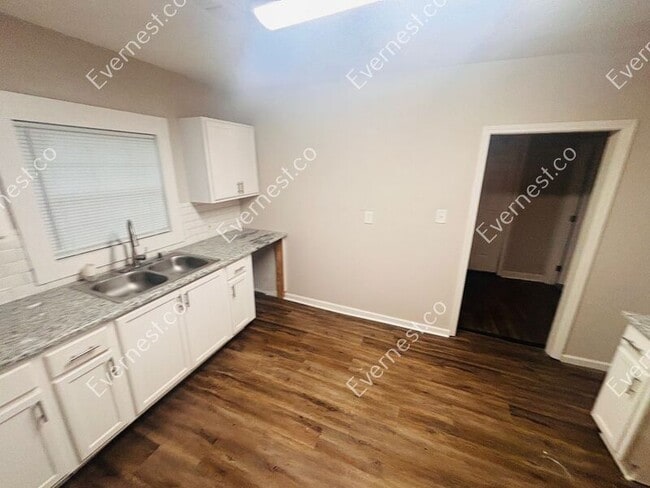 Building Photo - 3015 W 24th St