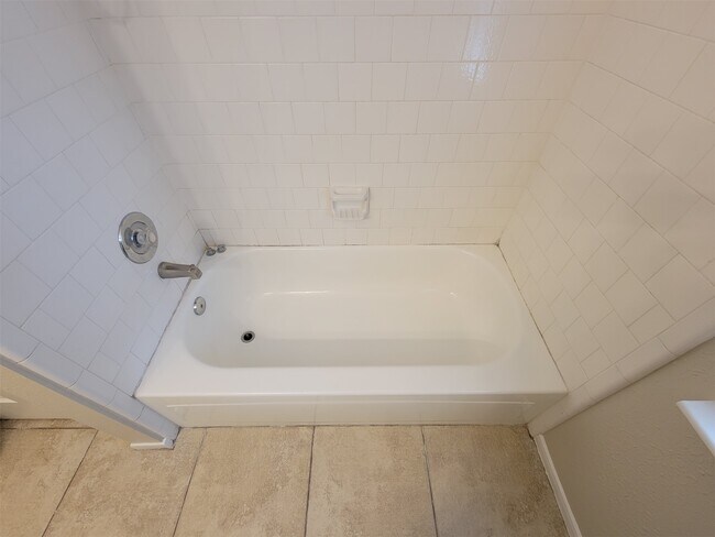 Building Photo - 17207 Meadow Heights Dr